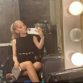 Ariana Grande feet photo thumbnail