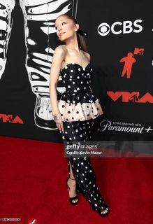 Ariana Grande feet photo thumbnail