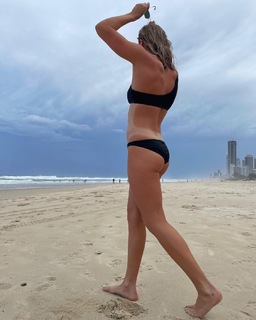 Ariarne Titmus feet photo 3