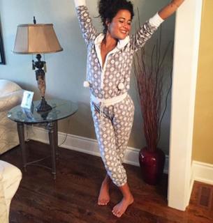Ariel Tweto feet photo thumbnail