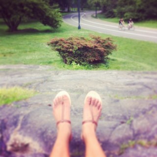 Ariel Tweto feet photo thumbnail