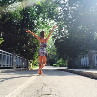 Ariel Tweto feet photo thumbnail
