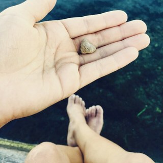 Ariel Tweto feet photo thumbnail