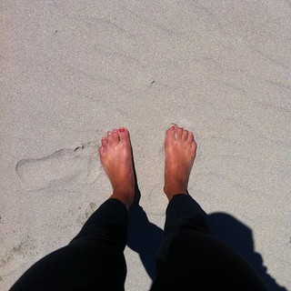 Ariel Tweto feet photo thumbnail