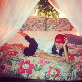 Ariel Tweto feet photo thumbnail