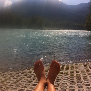 Ariel Tweto feet photo thumbnail