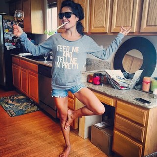 Ariel Tweto feet photo thumbnail