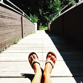 Ariel Tweto feet photo thumbnail