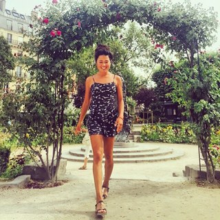 Ariel Tweto feet photo thumbnail