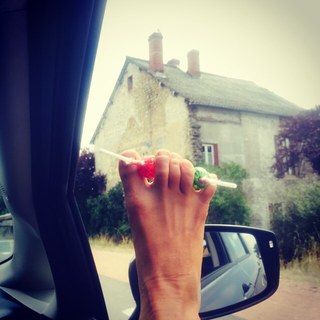 Ariel Tweto feet photo thumbnail