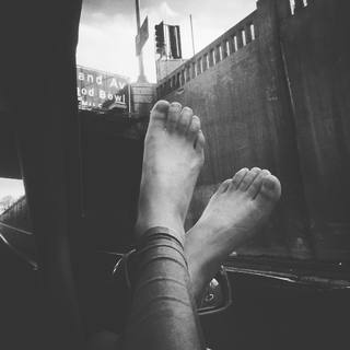 Ariel Tweto feet photo thumbnail