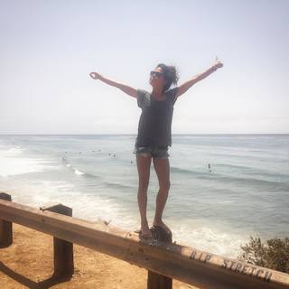 Ariel Tweto feet photo thumbnail