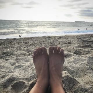Ariel Tweto feet photo thumbnail