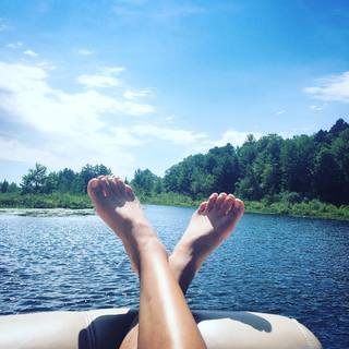 Ariel Tweto feet photo thumbnail