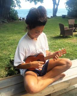 Ariel Tweto feet photo thumbnail