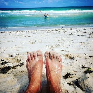 Ariel Tweto feet photo thumbnail
