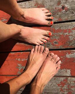 Ariel Tweto feet photo thumbnail