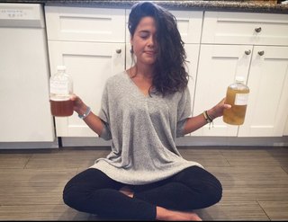 Ariel Tweto feet photo thumbnail