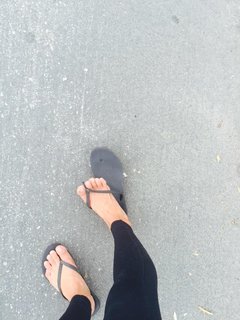 Ariel Tweto feet photo thumbnail