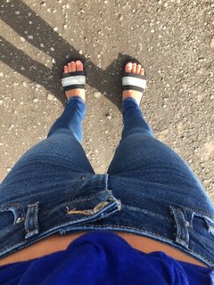 Ariel Tweto feet photo thumbnail