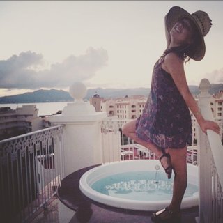 Ariel Tweto feet photo thumbnail