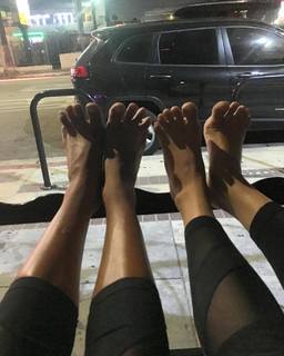 Ariel Tweto feet photo thumbnail