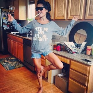Ariel Tweto feet photo thumbnail