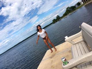 Ariel Tweto feet photo thumbnail