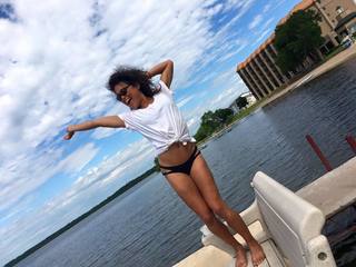 Ariel Tweto feet photo thumbnail