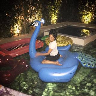 Ariel Tweto feet photo thumbnail