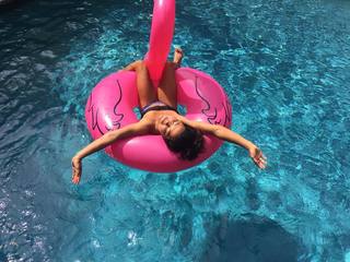 Ariel Tweto feet photo thumbnail
