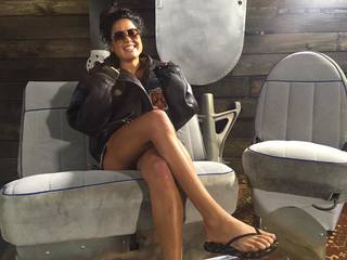 Ariel Tweto feet photo thumbnail