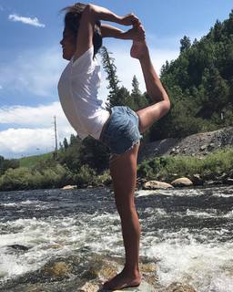 Ariel Tweto feet photo thumbnail