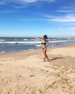 Ariel Tweto feet photo thumbnail