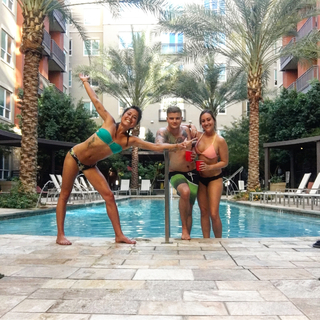 Ariel Tweto feet photo thumbnail
