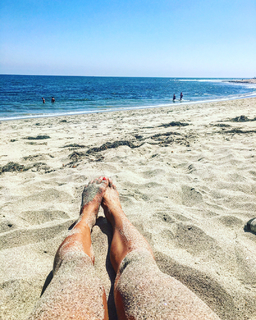 Ariel Tweto feet photo thumbnail