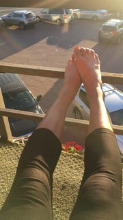 Ariel Tweto feet photo thumbnail