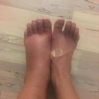 Ariel Tweto feet photo thumbnail