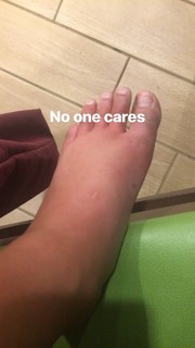 Ariel Tweto feet photo thumbnail