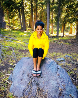 Ariel Tweto feet photo thumbnail
