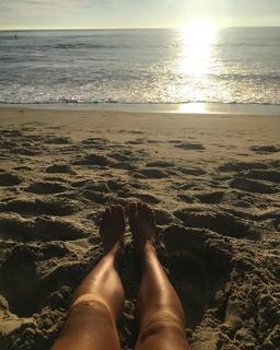 Ariel Tweto feet photo thumbnail