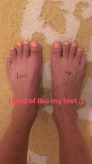 Ariel Tweto feet photo thumbnail