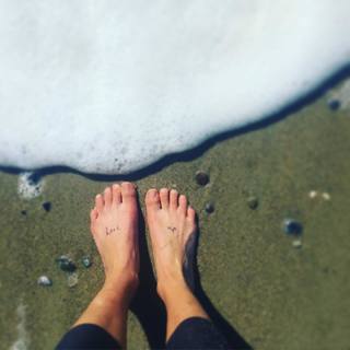Ariel Tweto feet photo thumbnail