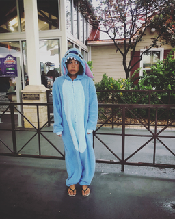 Ariel Tweto feet photo thumbnail
