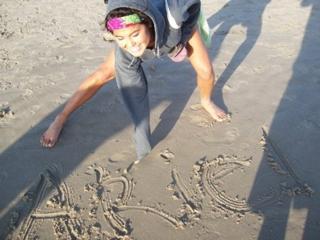 Ariel Tweto feet photo thumbnail