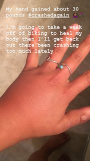 Ariel Tweto feet photo thumbnail