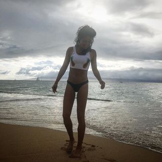 Ariel Tweto feet photo thumbnail