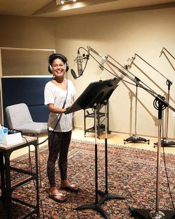 Ariel Tweto feet photo thumbnail