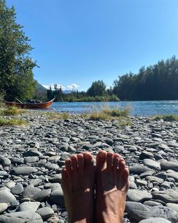 Ariel Tweto feet photo thumbnail