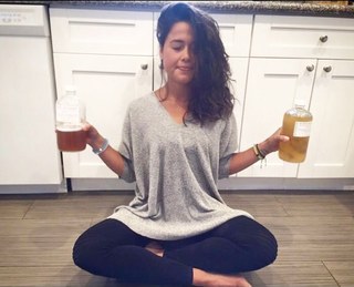 Ariel Tweto feet photo thumbnail